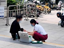 武汉地铁出入口的一幕:十分钟按摩得到一个深深拥抱