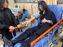 突发！知名音乐人摔下舞台，断了6根肋骨！