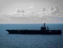 美军航母逼近黄岩岛，055率队大胆插入美军舰队，横刀立马给尼米兹号来了个下马威！