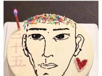 易烊千玺补发25岁生日图;他在11月28日取消庆祝活动,当天为香港捐赠100万元