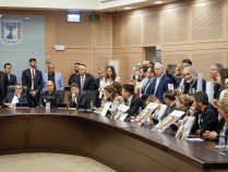 满怀怒火、哭喊恳求！以色列被扣押人员家属手持照片挤进会场谴责以财长