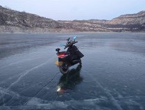 山西太原两人骑车穿越汾河冰面掉进冰洞,一名大学生不幸遇难,另一人正搜救