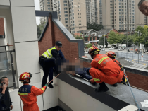 男子安装空调从6楼坠落至2楼平台，经抢救脱离生命危险：楼下雨棚救了他一命