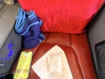 “就是脏,不是掉色!”网友吐槽高价购买的高铁商务座,一擦全是黑印!12306回应