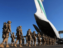 局势失控!伊朗终于出手,11万大军出动!美军航母遭导弹轰炸