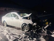 浙江女司机雪夜被困川西高原,为避免坠崖撞向路边防护栏受伤 警方凌晨紧急救援