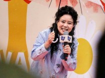 陈佩斯、倪萍、蔡明、黄渤、夏雨等明星云集青岛，雨中爆梗欢笑不断！