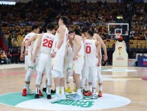 没看懂！关键时刻连失后场篮板 周琦+大秋未发挥优势