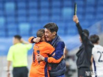 席尔瓦梅开二度海牛保级成功，惊险一季画上句号