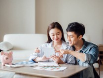 多家银行下架5年期定存，普通人的钱往哪放