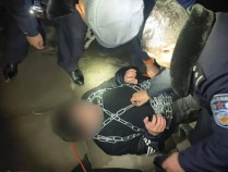 男子酒后身缠40多斤铁链跳江轻生,民警及时赶到将他救起送医