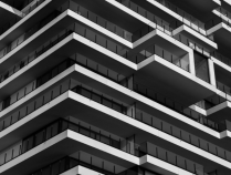 肯尼亚女大学生酒后尝试跳到隔壁阳台，从12楼坠楼身亡