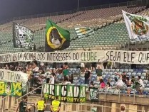 愤怒！葡体球迷拉横幅抗议约克雷斯：没人能凌驾于俱乐部之上