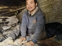 实探张家界荒野求生选手“苗王”的庇护所:堆着大量猕猴桃等野果,一个多月他只瘦了10多斤