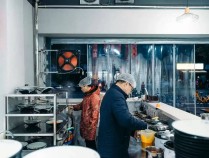 一家火锅店,偶遇冬夜里的「100万」