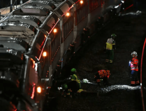 英国火车持刀行凶事件致大量列车停运