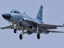 印度洋上空，枭龙大放光彩，从航母头顶掠过，点中印军软肋