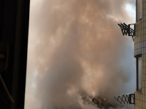 上海黄浦一幢3层居民楼起火现场浓烟滚滚，有老人从二楼跳下后受伤送医，当地：已扑灭