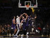 浓眉砍31分生涯首胜小萨！詹姆斯32+14+10 湖人击败国王