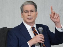 美财长威胁加码，对华征税500%！美国就差临门一脚，发现中国还把着一个命门